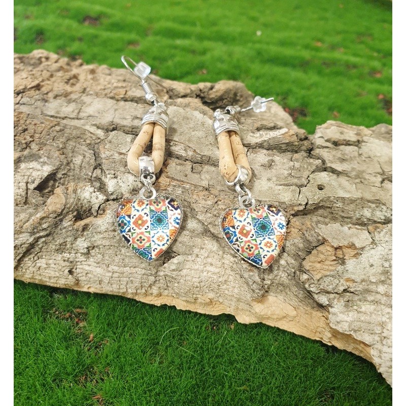 Boucles d'oreilles liège naturel - Cabochon cœur multicolore - Bijou artisanal Boucles d'oreilles liège naturel - Cabochon cœur multicolore - Bijou artisanal