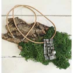 Sautoir Liège & Métal Vieilli : Pendentif Géométrique & Perle Grise - Création Artisanale