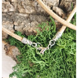 Sautoir Liège & Métal Vieilli : Pendentif Géométrique & Perle Grise - Création Artisanale