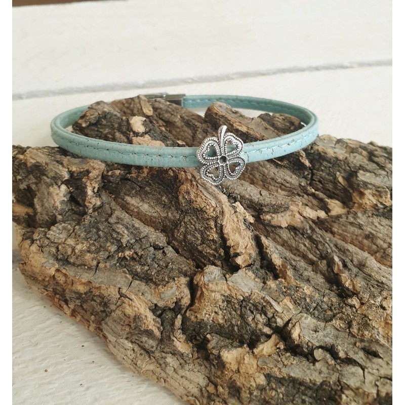 Bracelet en liège fait main avec breloque trèfle – Porte-bonheur en plusieurs coloris Bracelet en liège fait main avec breloque trèfle – Porte-bonheur en plusieurs coloris