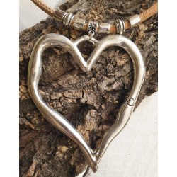 Collier en liège naturel avec pendentif cœur – Bijou éthique & symbolique