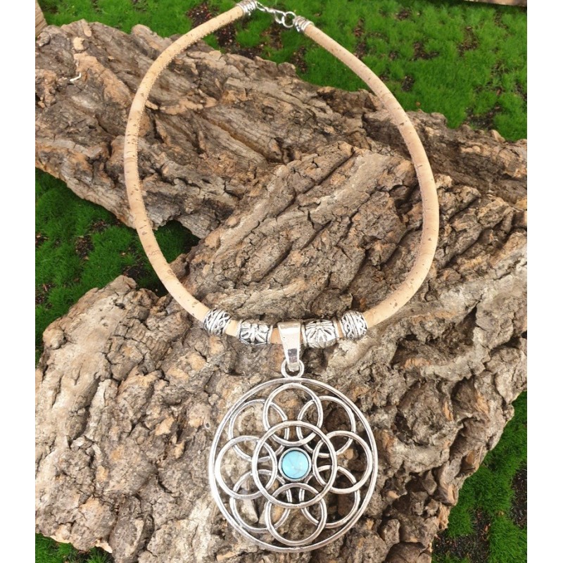 Collier avec cordon de liège et pendentif en zamak Collier avec cordon de liège et pendentif en zamak