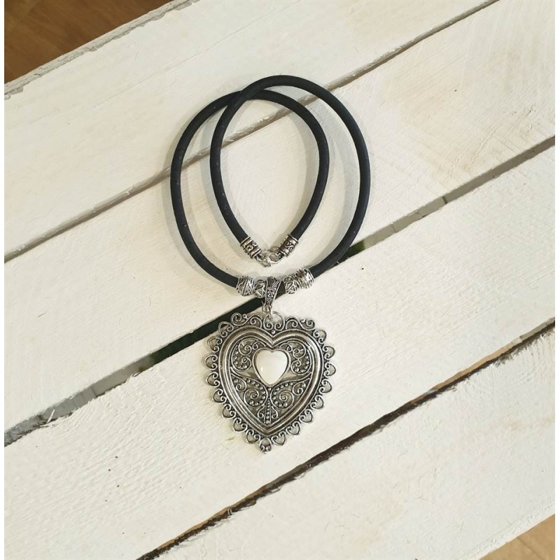 Collier en liège avec coeur Collier en liège avec coeur
