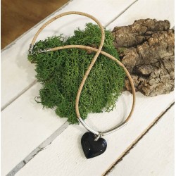 Collier en liège avec coeur noir