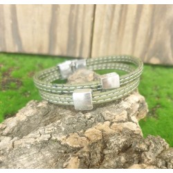 Bracelet en liège plat avec couture et breloques carrées - Bordeaux, bleu marine et vert
