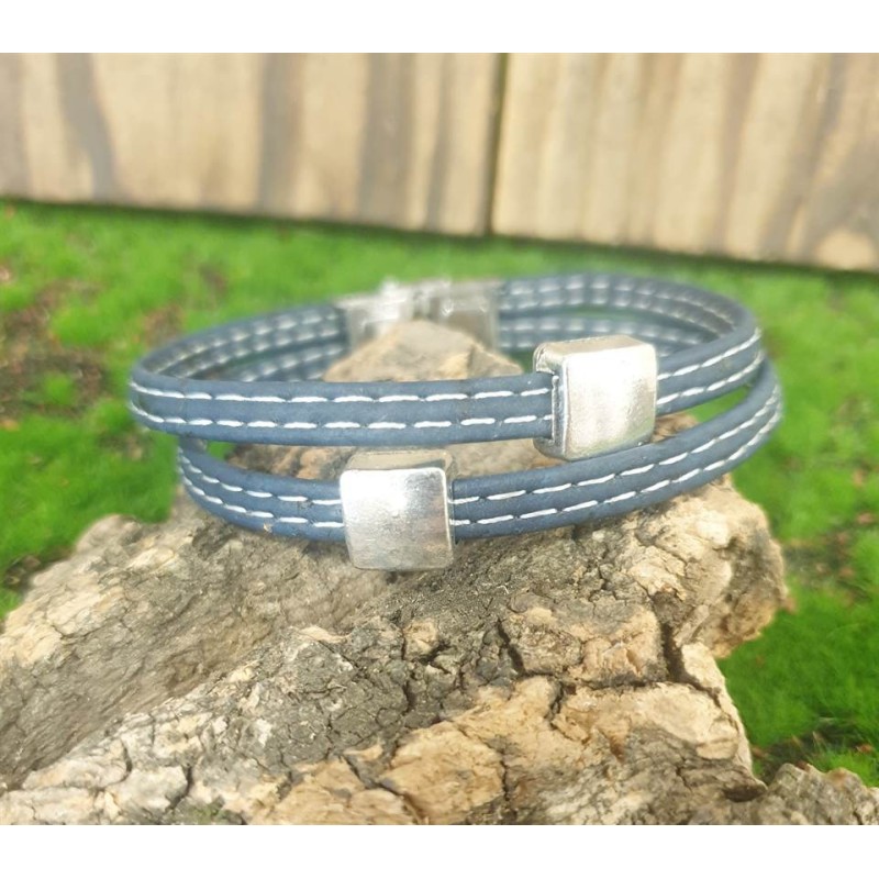 Bracelet en liège plat avec couture et breloques carrées - Bordeaux, bleu marine et vert Bracelet en liège plat avec couture et breloques carrées - Bordeaux, bleu marine et vert