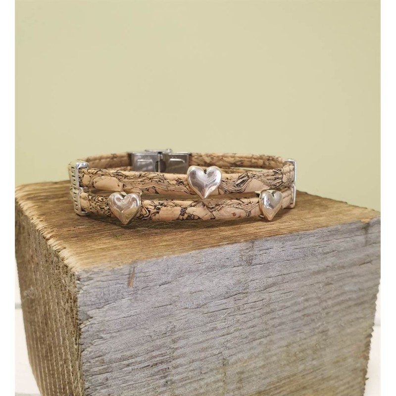 Bracelet en liège plat zébré avec breloques cœurs - Tendance et féminin Bracelet en liège plat zébré avec breloques cœurs - Tendance et féminin