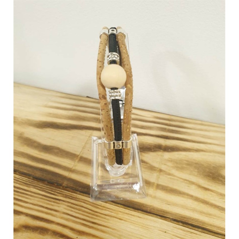 Bracelet en liège et perle en bois brut - Naturel et épuré Bracelet en liège et perle en bois brut - Naturel et épuré
