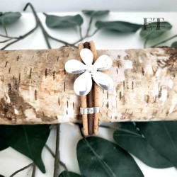 Bracelet en liège avec breloque fleur – Élégance et naturel
