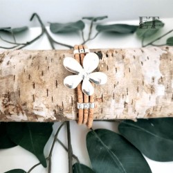 Bracelet en liège avec breloque fleur – Élégance et naturel