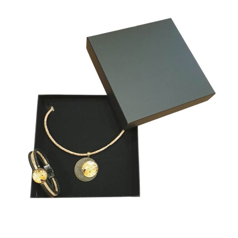 Parure bijoux en liège doré – Collier style antique & bracelet assorti Parure bijoux en liège doré – Collier style antique & bracelet assorti